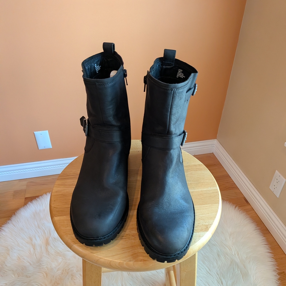 Like New Lucky Brand Women’s Leather Shoes Boots With a buckles Size 10 black